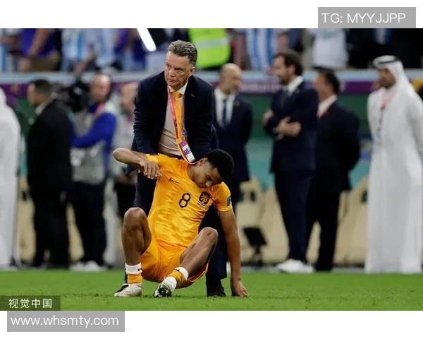 头绑布带的足球明星揭示他场内外的坚韧与个性 头绑布带的足球明星揭示他场内外的坚韧与个性